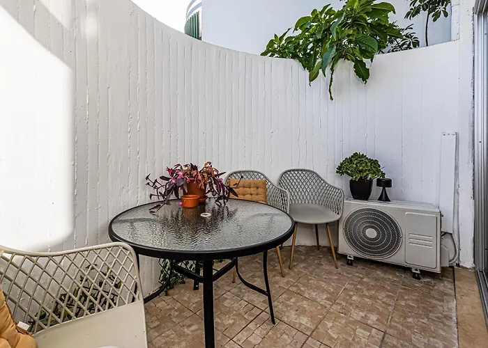 Golden Coast Apartment