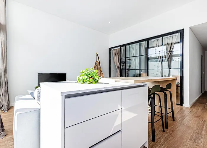 Golden Coast Apartment *