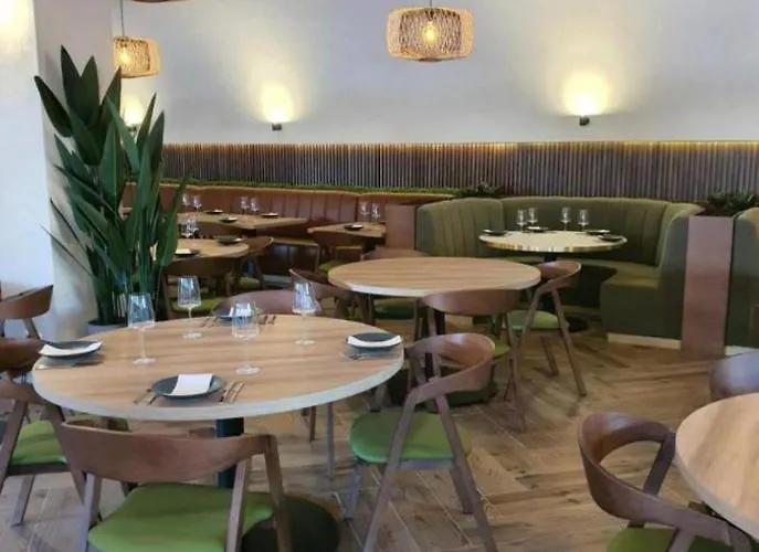 Golden Coast 아파트