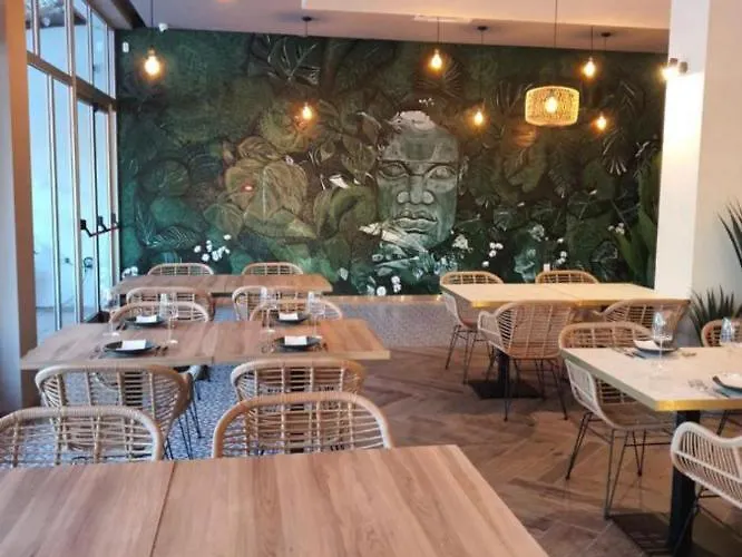 Golden Coast 아파트